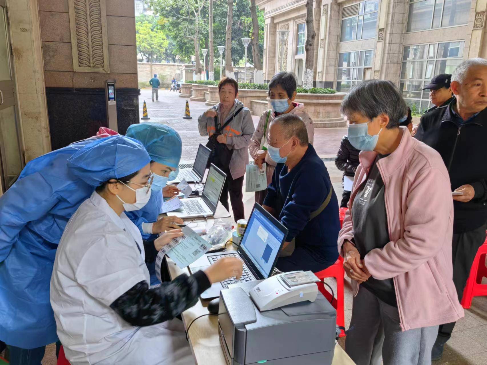 亚洲国产精品一区二区第一页丨三献进社区｜公益集市来到家门口，居民乐享健康